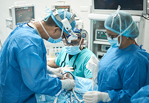 Doctor realizando una cirugía a un paciente